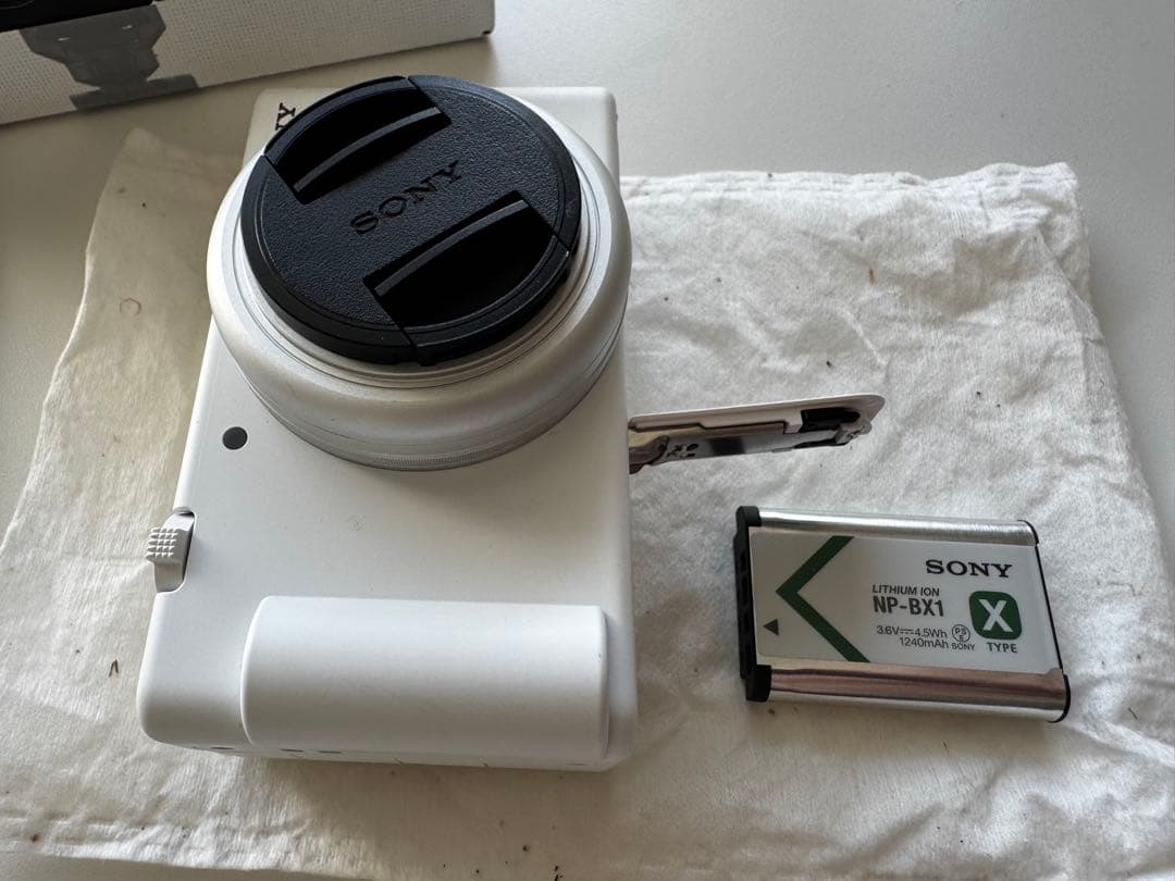 【新品】SONY ZV-1F (W)本体　箱付き