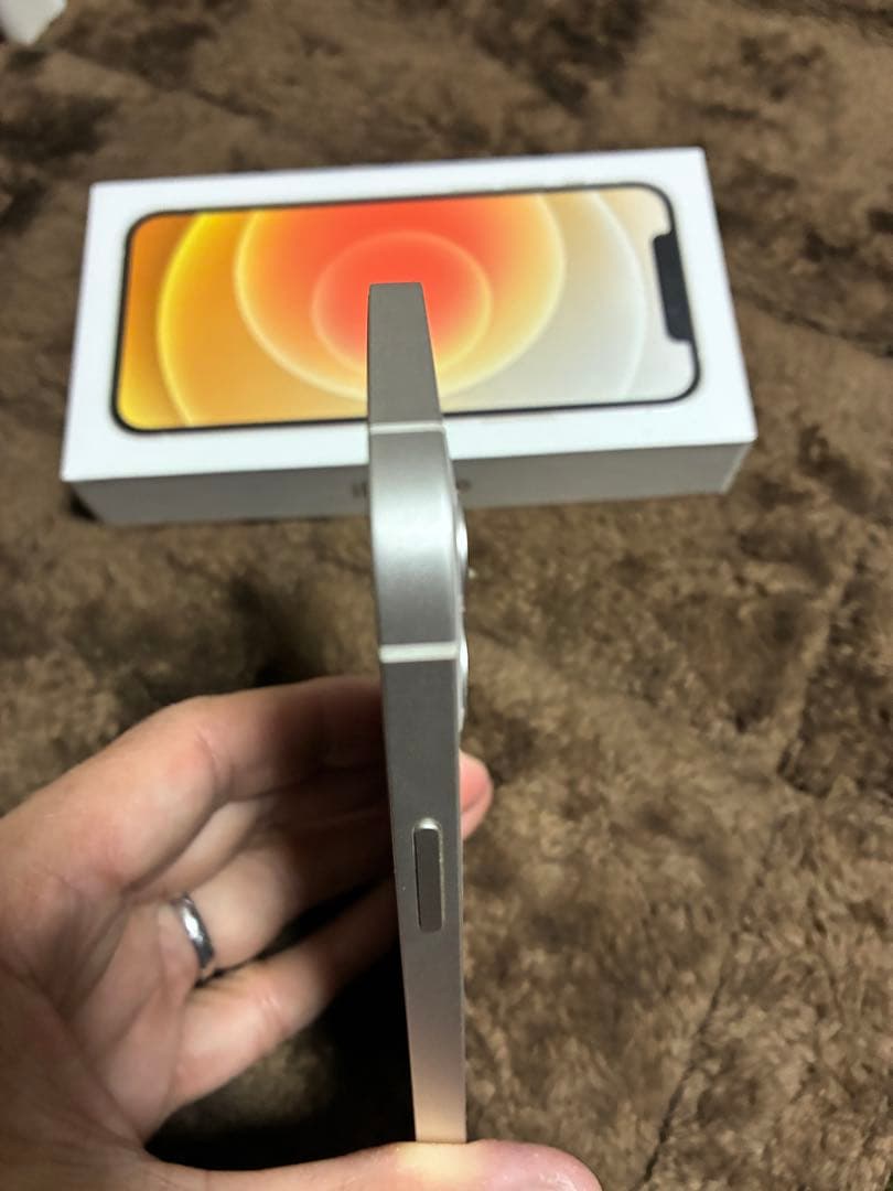 【極美品】iPhone12 ホワイト64GB 付属品未使用完備 ケース未使用付