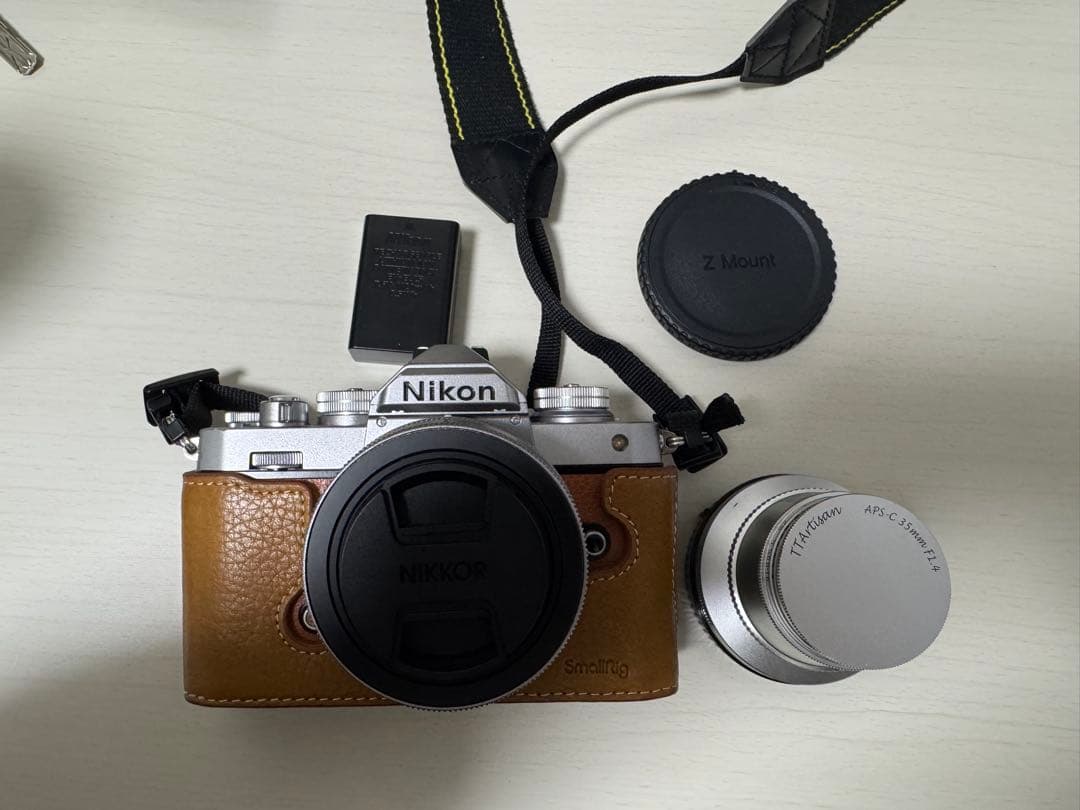 ニコンZfcアンバーブラウン