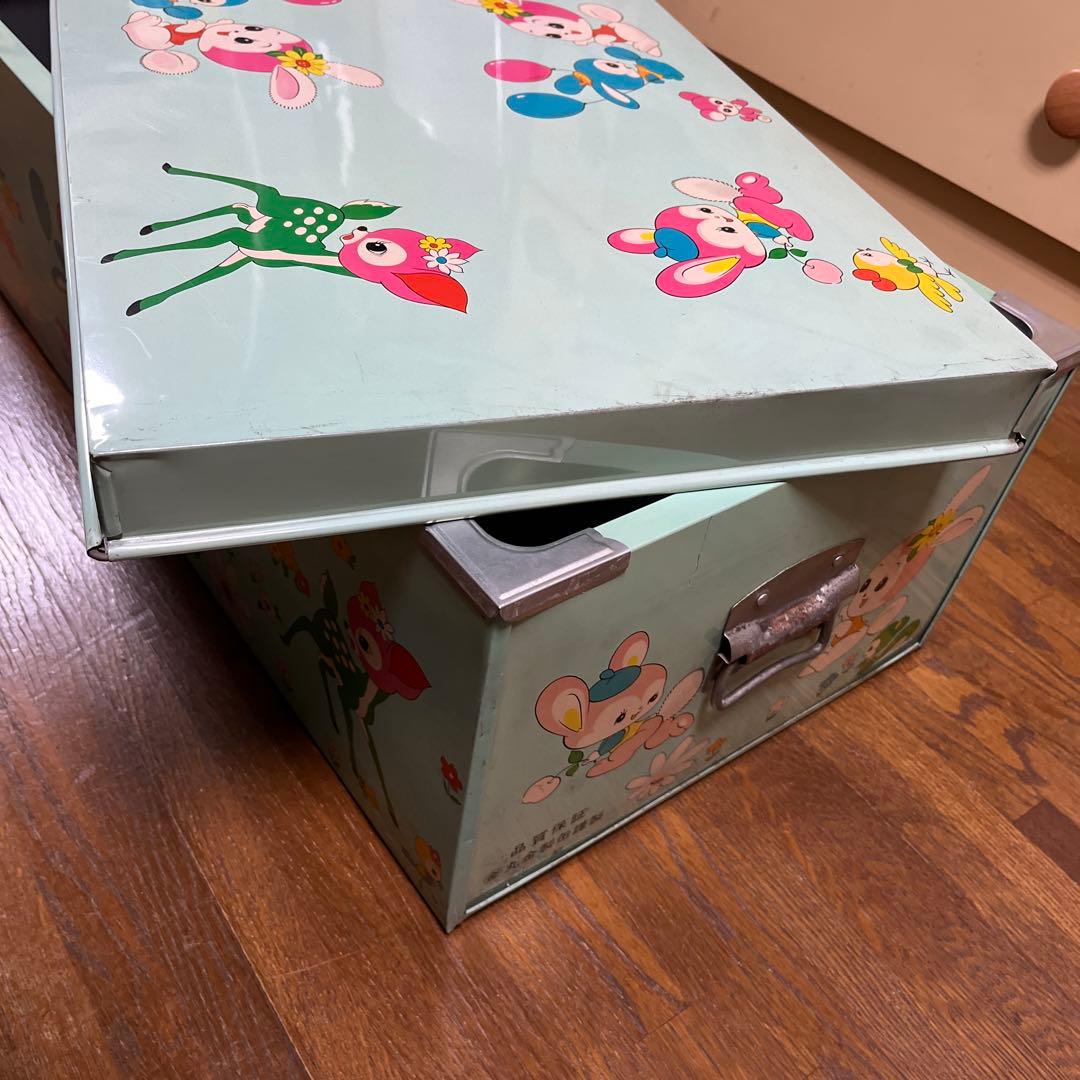 サッチャン様　可愛い絵柄ブリキの衣装箱