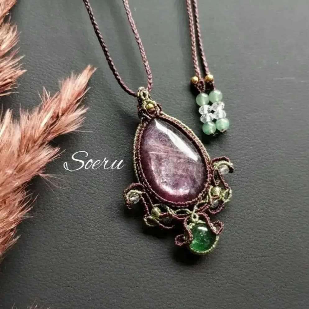 レピドライト＆グリーンストロベリークォーツのマクラメ編みネックレス　天然石