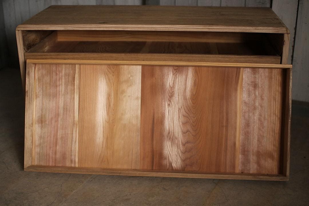 古い木製の引き出し3段　チェスト　桐箪笥