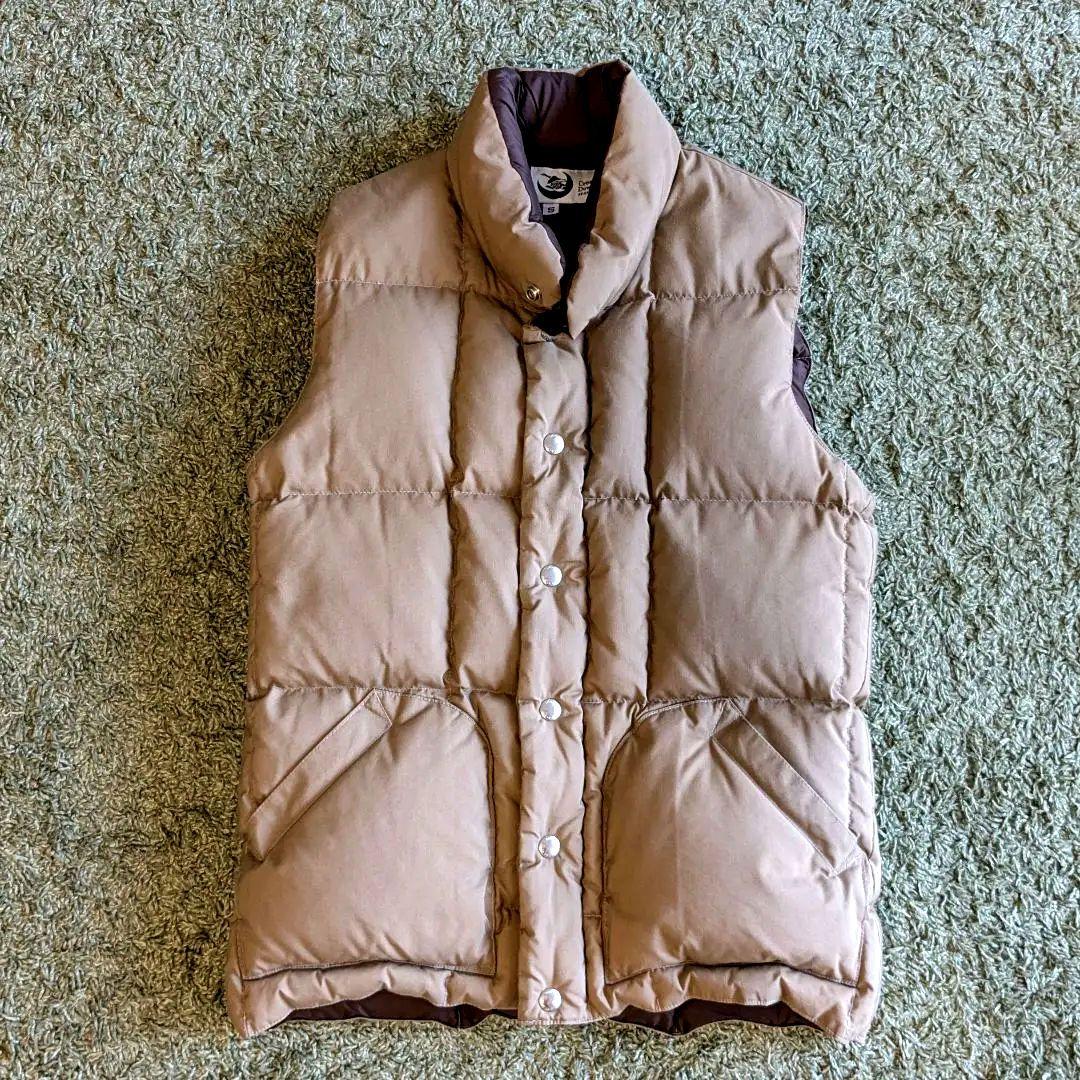 【クレセントダウンワークス】ダウンベスト（サイズ∶S／ベージュ・ブラウン）