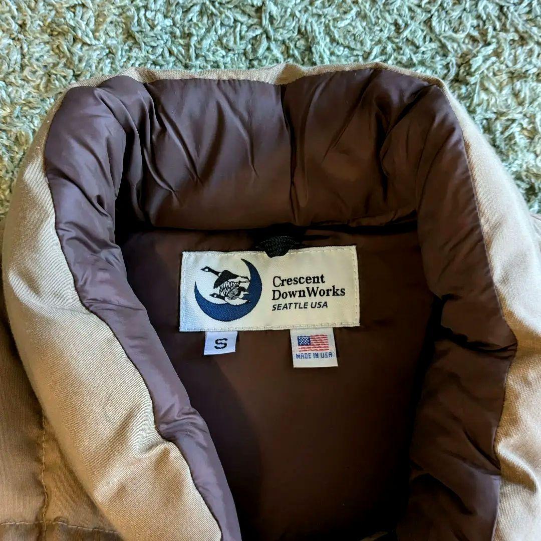 【クレセントダウンワークス】ダウンベスト（サイズ∶S／ベージュ・ブラウン）