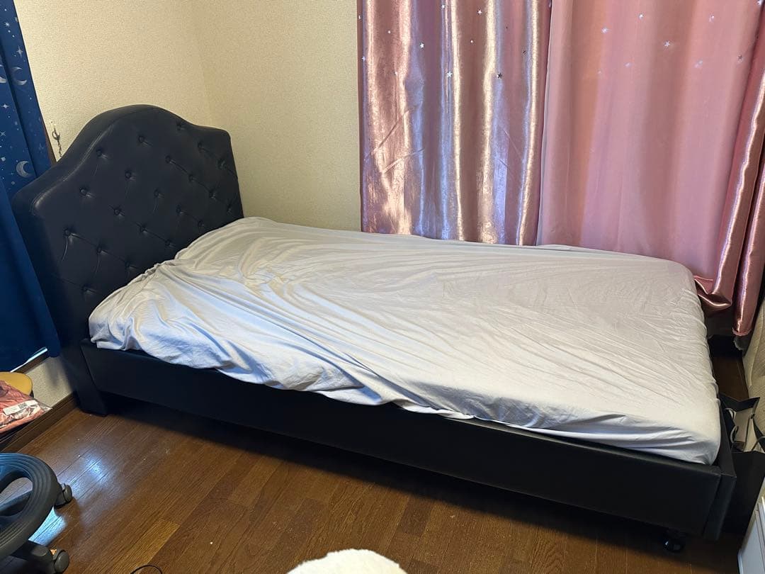 黒のシングルベッドフレーム