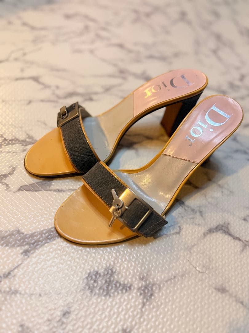 Dior グレー ヒールサンダル バックル付き