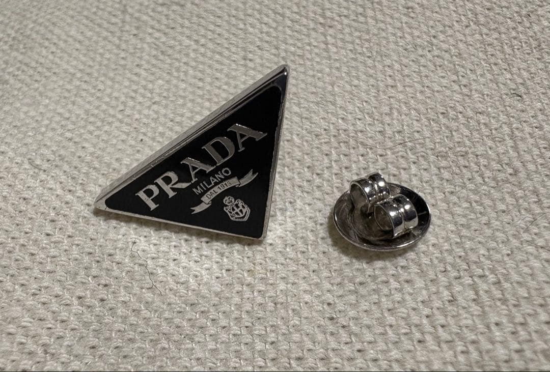 PRADA ロゴ ピアス 片耳のみ