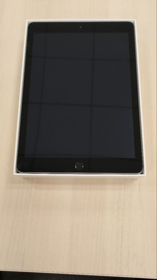 iPad第5世代32GB WiFi (MP2F2J/A) 本体 元箱付き