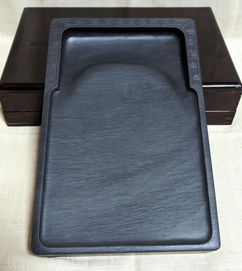 ■歙州硯■蒼黒中に穏やかな水波細羅紋■雷文彫琢の門字長方硯■約8吋■唐木箱