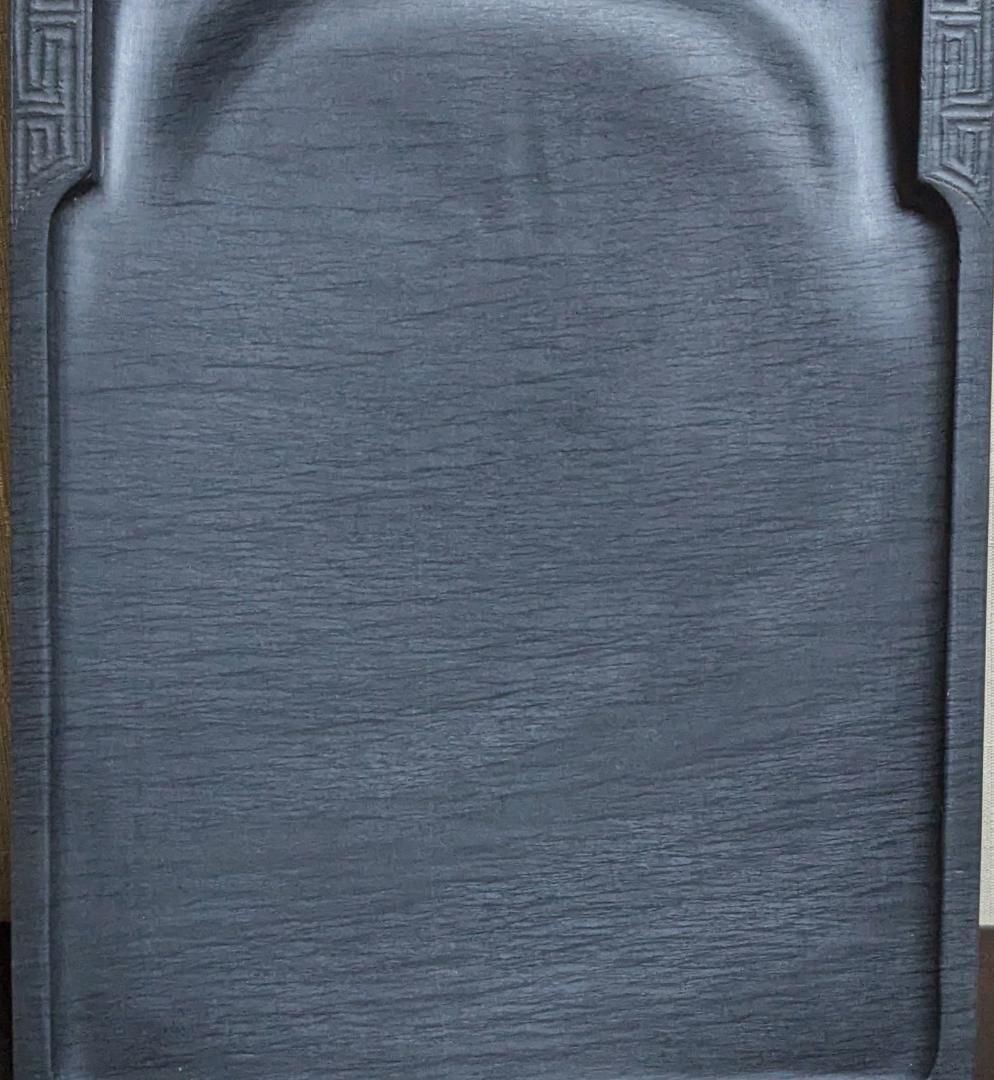 ■歙州硯■蒼黒中に穏やかな水波細羅紋■雷文彫琢の門字長方硯■約8吋■唐木箱