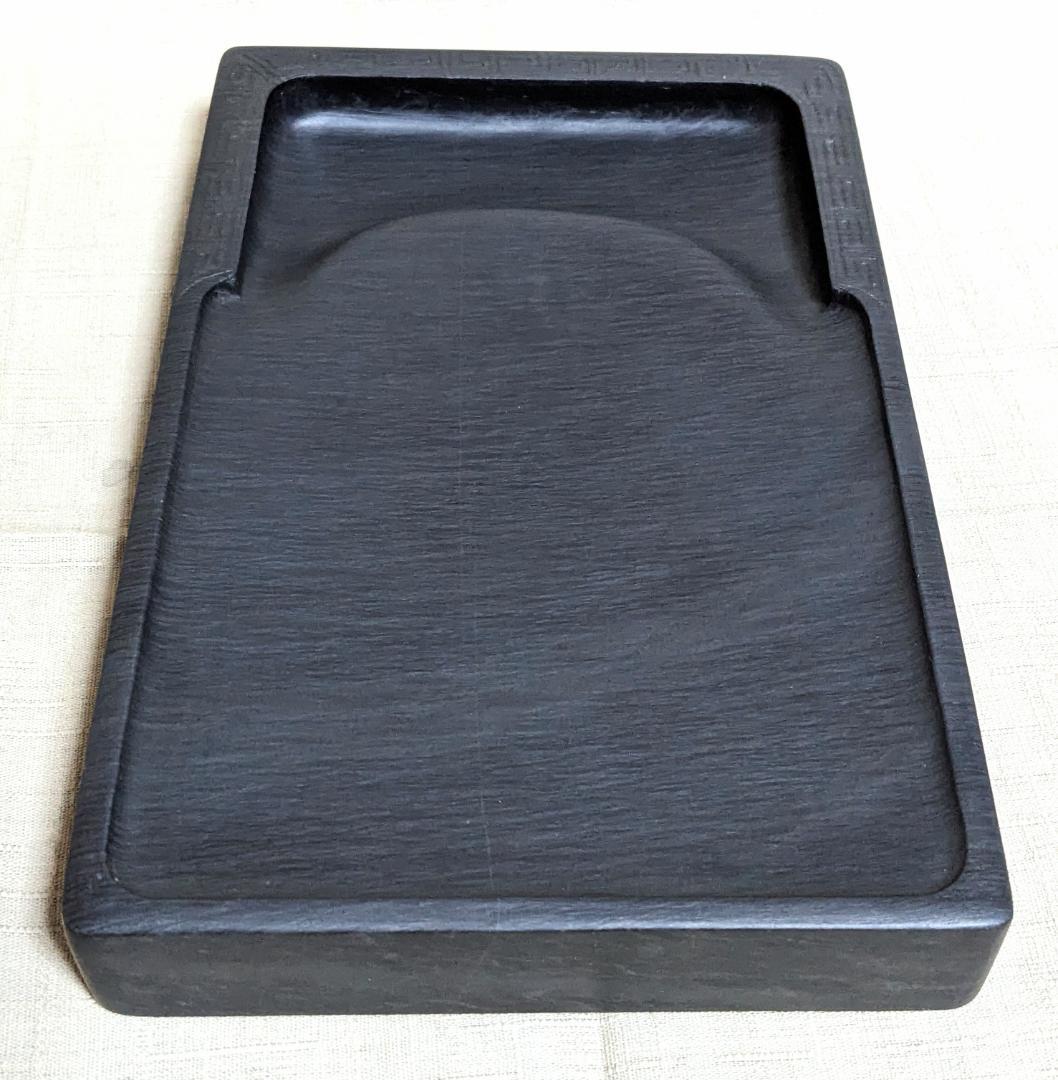 ■歙州硯■蒼黒中に穏やかな水波細羅紋■雷文彫琢の門字長方硯■約8吋■唐木箱