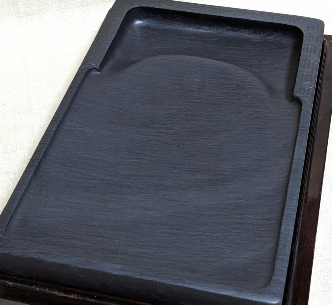 ■歙州硯■蒼黒中に穏やかな水波細羅紋■雷文彫琢の門字長方硯■約8吋■唐木箱