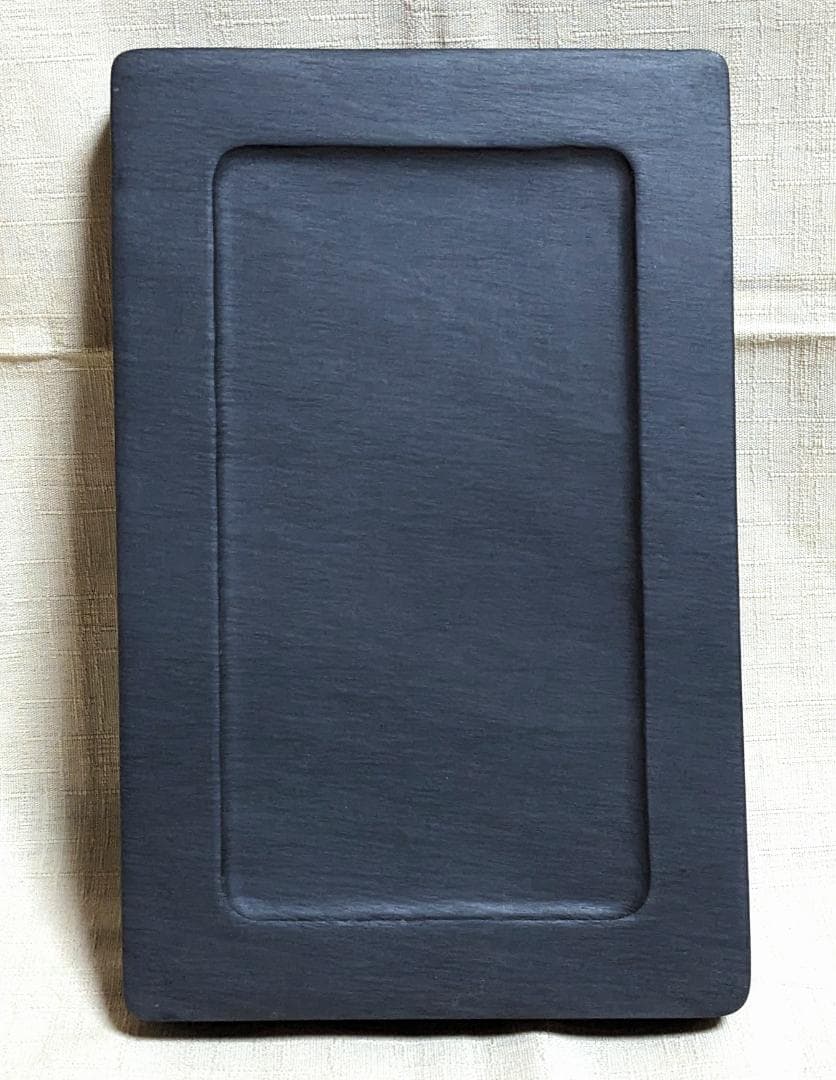 ■歙州硯■蒼黒中に穏やかな水波細羅紋■雷文彫琢の門字長方硯■約8吋■唐木箱