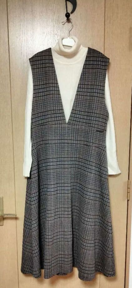 モラビト　チェック柄ノースリーブロングワンピース＆　ホワイトタートルセーター