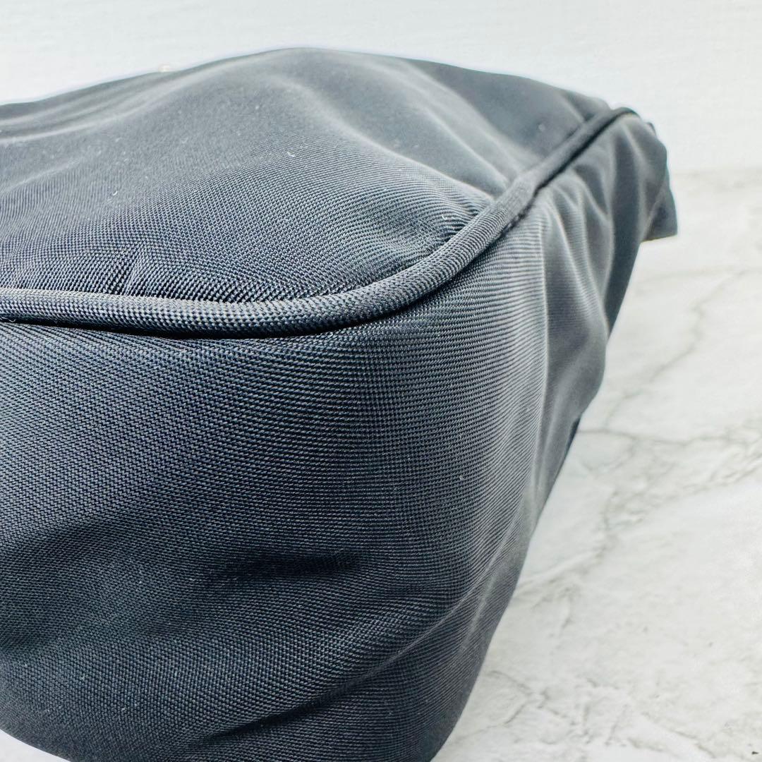 ✨PRADA✨プラダ✨ハンドバッグ✨ハーフムーン✨ナイロン✨三角ロゴプレート✨