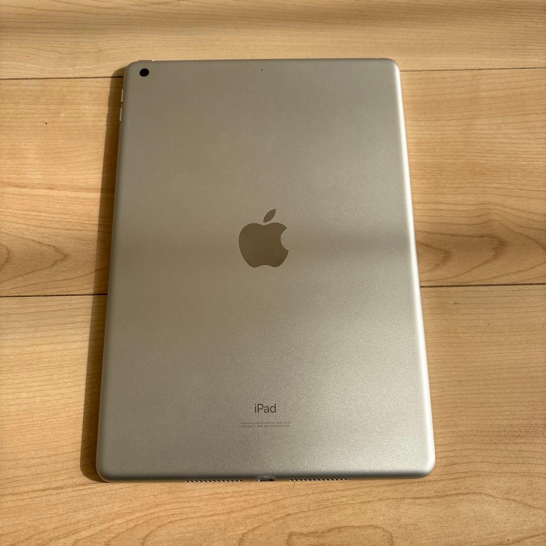 iPad（第8世代）32GB キーボードケース、充電アダプタ、コード付き