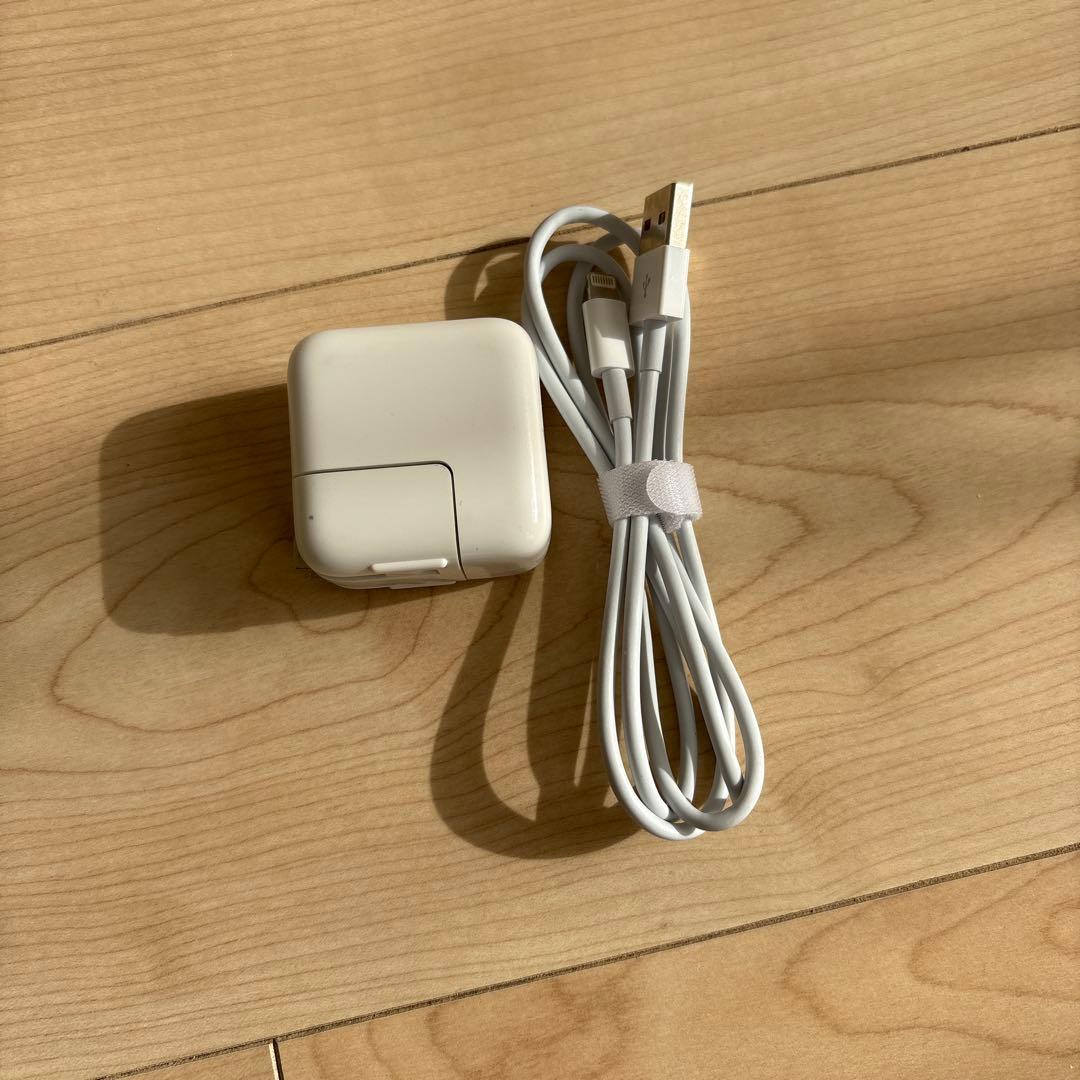 iPad（第8世代）32GB キーボードケース、充電アダプタ、コード付き