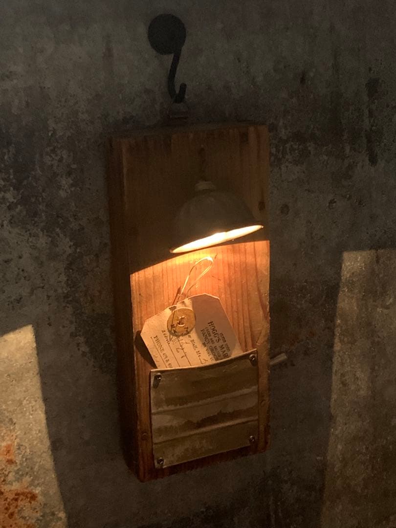 ① 古道具 アンティーク雑貨 古材とミニモールドのランプ