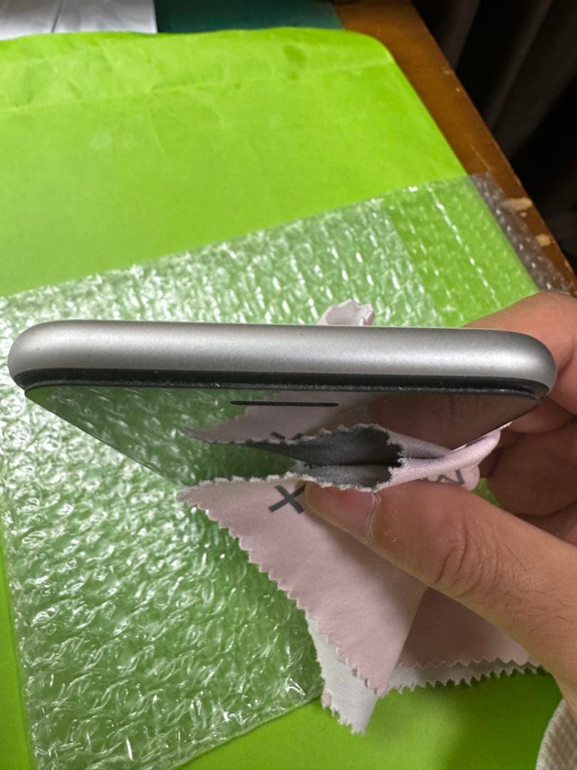 iPhone SE2 128GB ホワイト simフリー 画面キズ有 その他美品