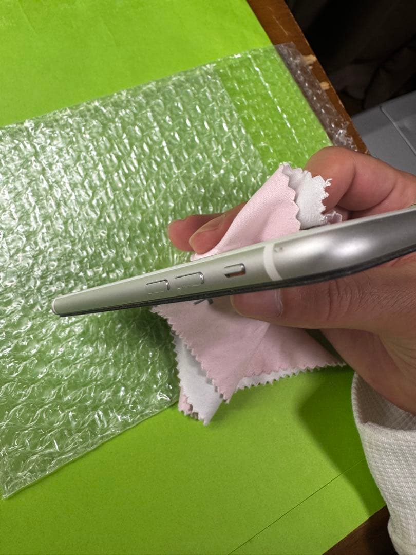 iPhone SE2 128GB ホワイト simフリー 画面キズ有 その他美品