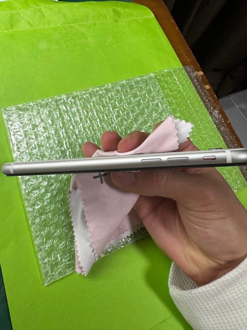 iPhone SE2 128GB ホワイト simフリー 画面キズ有 その他美品