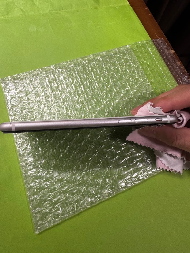 iPhone SE2 128GB ホワイト simフリー 画面キズ有 その他美品