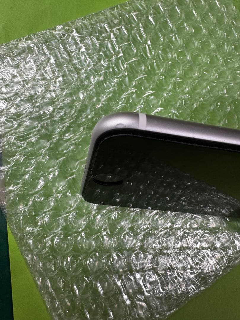 iPhone SE2 128GB ホワイト simフリー 画面キズ有 その他美品