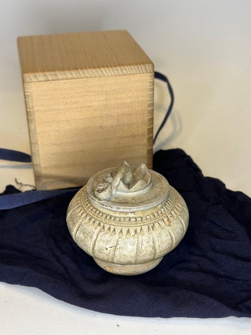 中国宋元時代 高古磁器 香合 小罐 蓮花浮彫蓋 石質感釉 灰白青色 貫入 箱付き