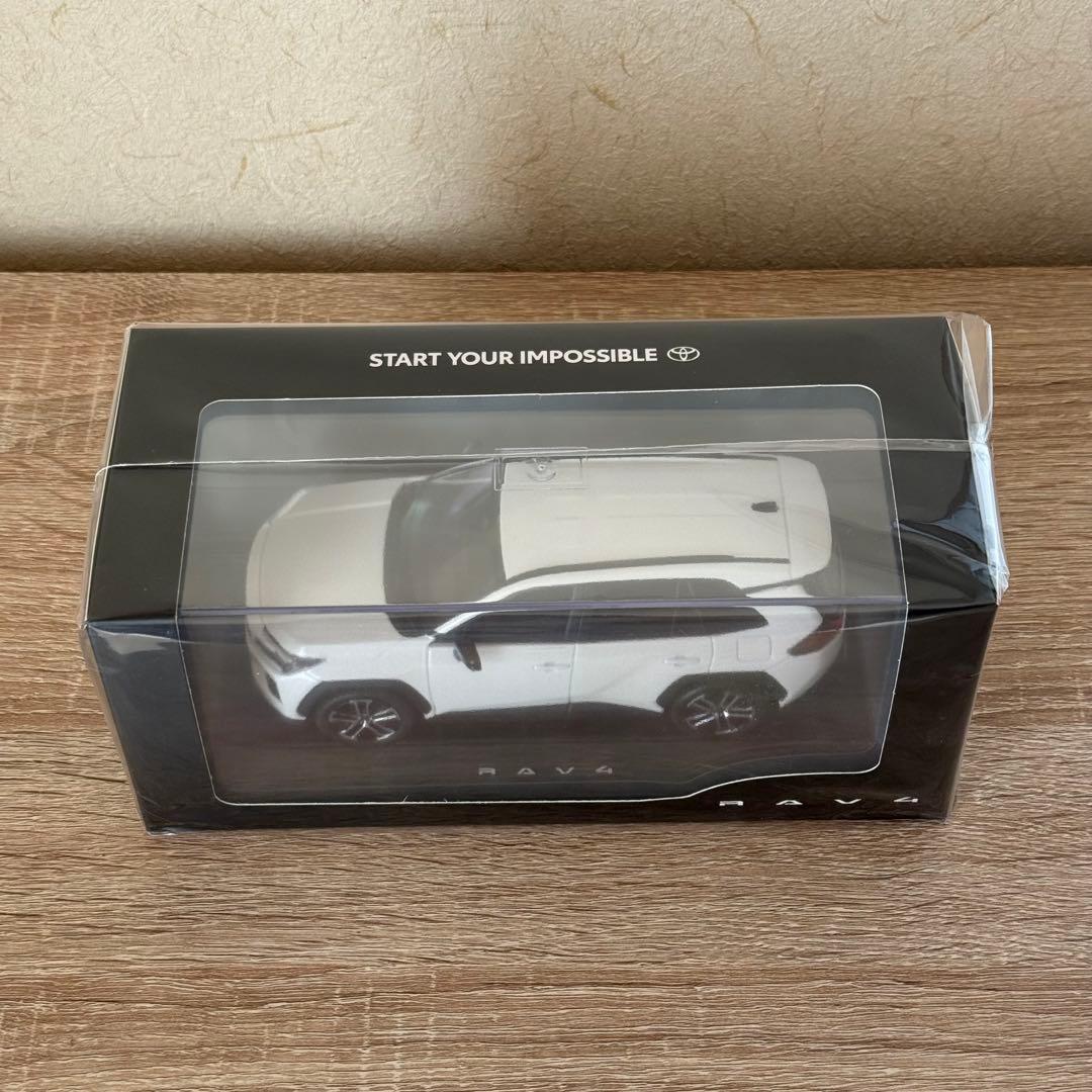 【非売品】トヨタ 新型ラブフォー プラチナホワイトパールマイカ 1/30ミニカー