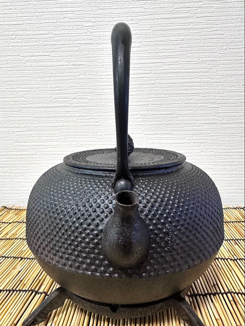 未使用、保管品　南部長文堂 二代目 長谷川文雄造　鬼アラレ　南部鉄瓶　南部鉄器