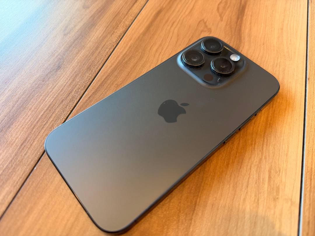 白ネコ　美品⭐︎iPhone15Pro 256GB ブラックチタニウム