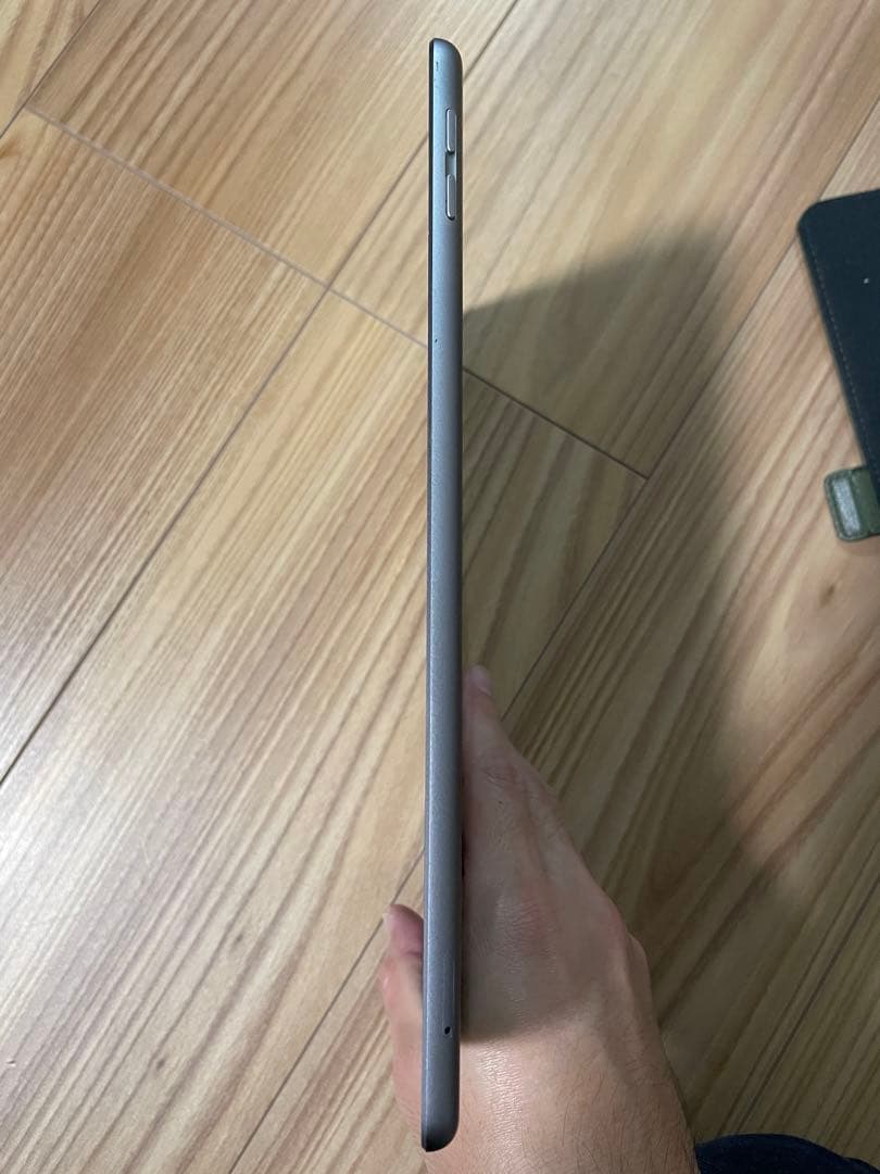Apple iPad シルバー/第6世代/32GB/Wi-Fi+Cellular