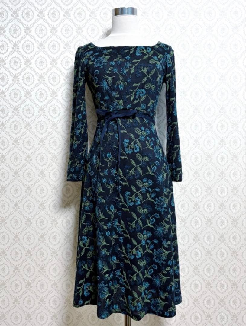 シビラ ウエストリボン花柄刺繍ワンピース ネイビー×ブルー×グリーン ホコモモラ