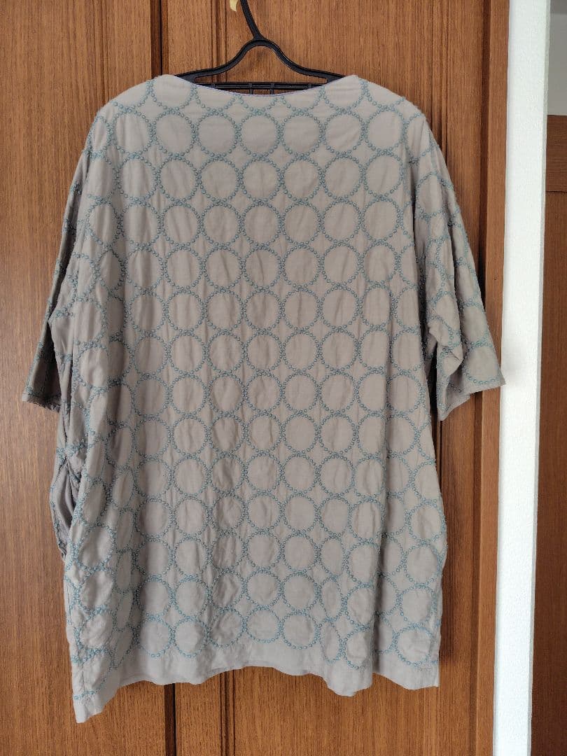 mina perhonen 半袖トップス ベージュに水色のタンバリン