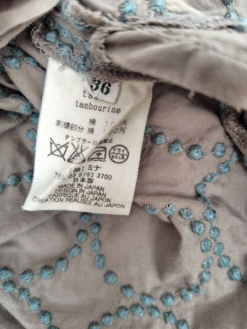 mina perhonen 半袖トップス ベージュに水色のタンバリン