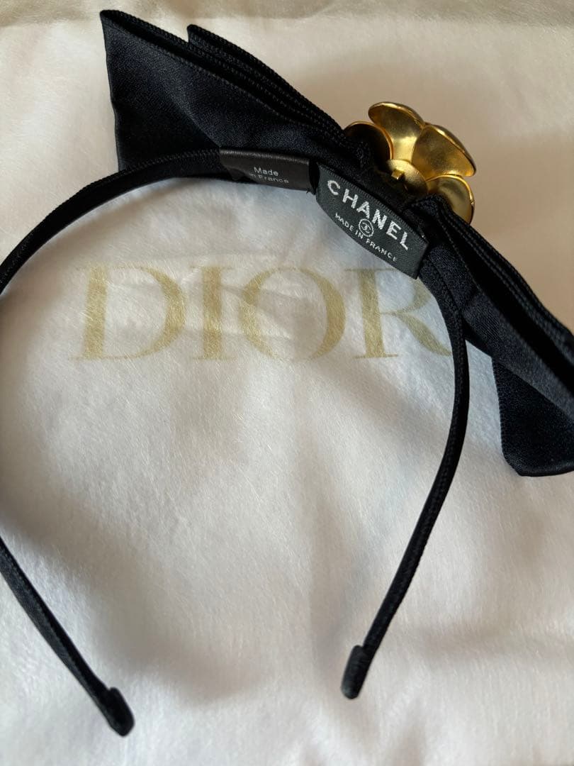 CHANEL ブラック カメリアヘアバンド ゴールド装飾