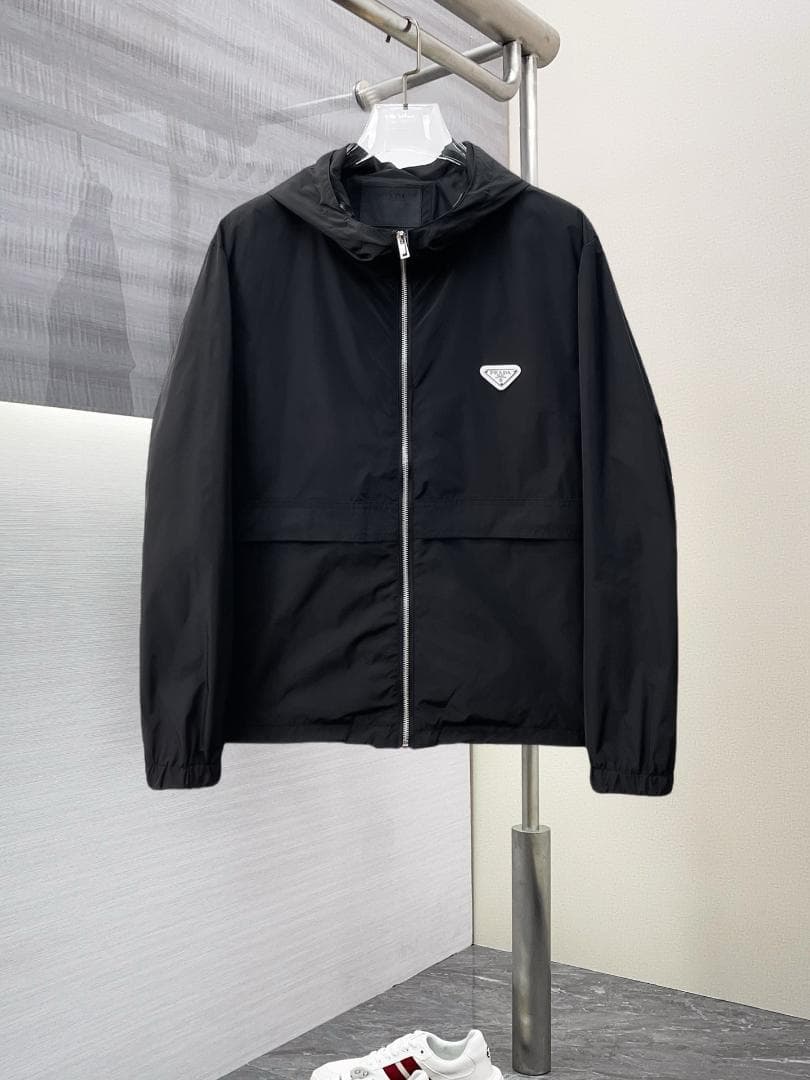 ブラック ナイロンジャケット フード付き