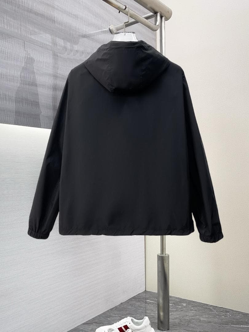 ブラック ナイロンジャケット フード付き