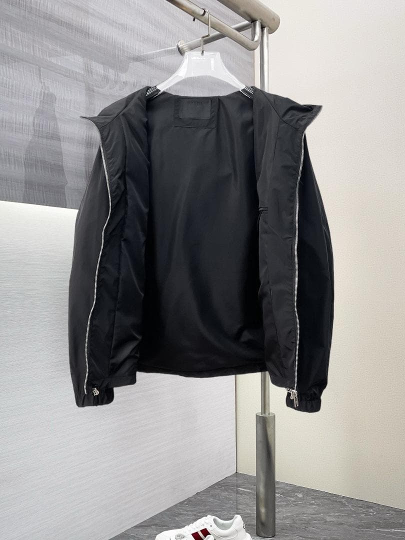 ブラック ナイロンジャケット フード付き