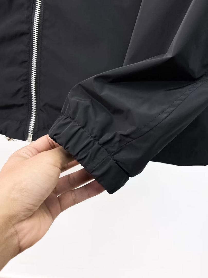 ブラック ナイロンジャケット フード付き