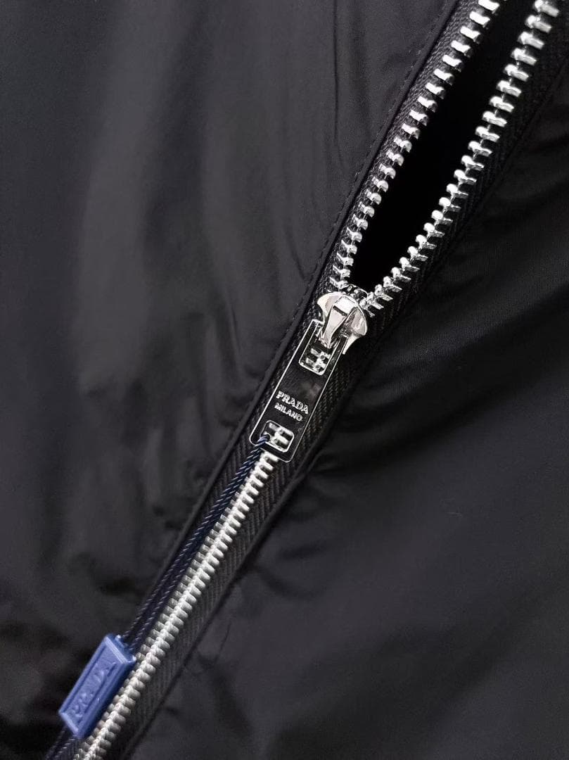 ブラック ナイロンジャケット フード付き