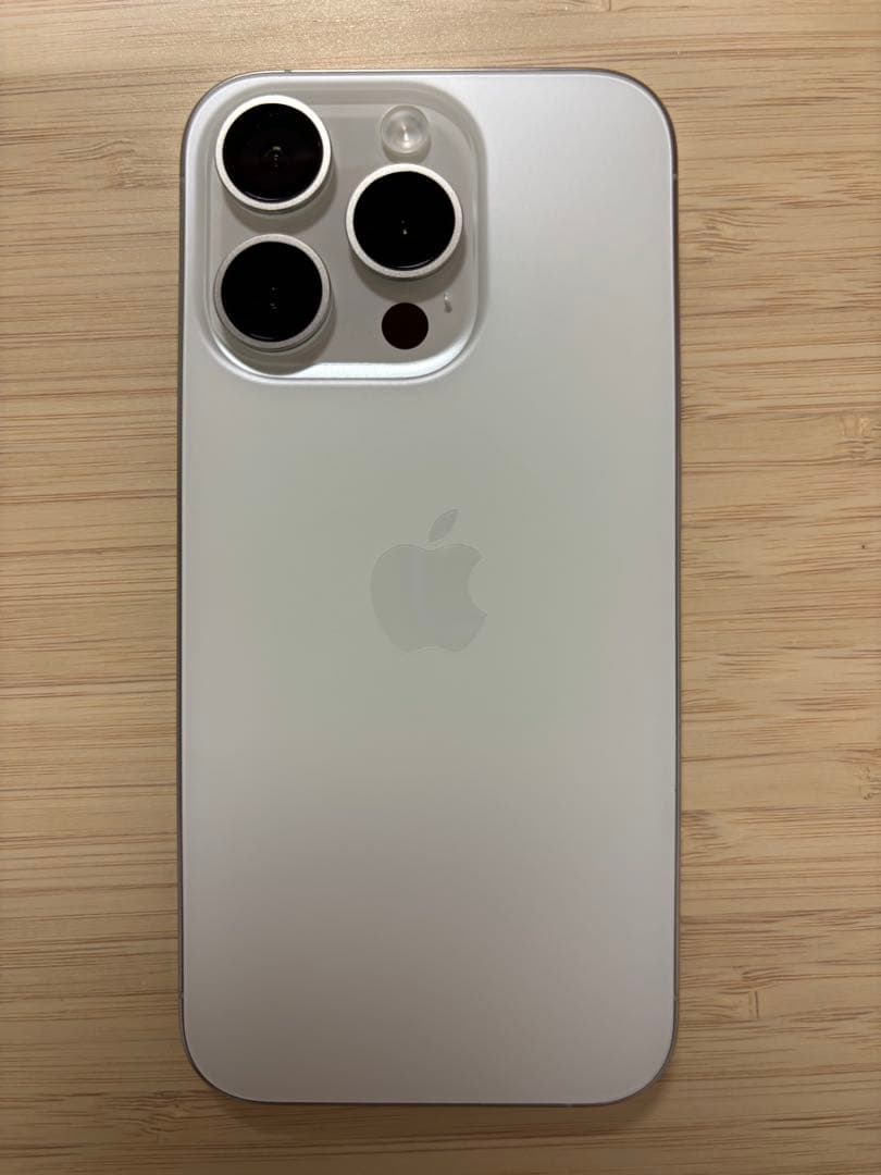 SIMフリー iPhone 15 Pro 256GB ホワイトチタニウム 美品