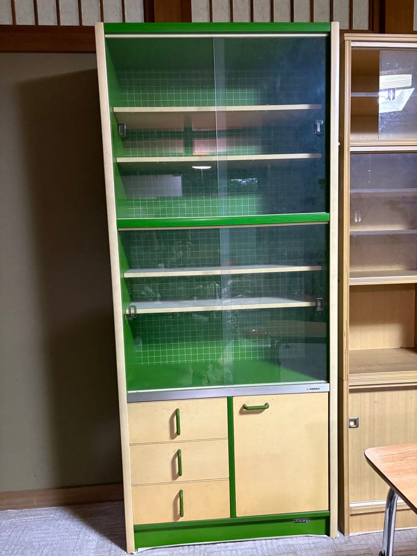 レトロ 緑色 食器棚 ガラス扉付き