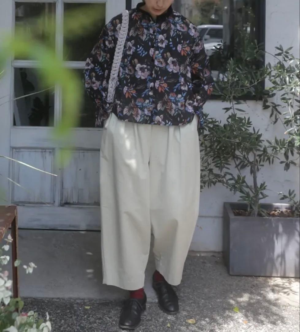 SUSURI ススリ　メロフォンブラウス 2025AW ブラック　フラワー