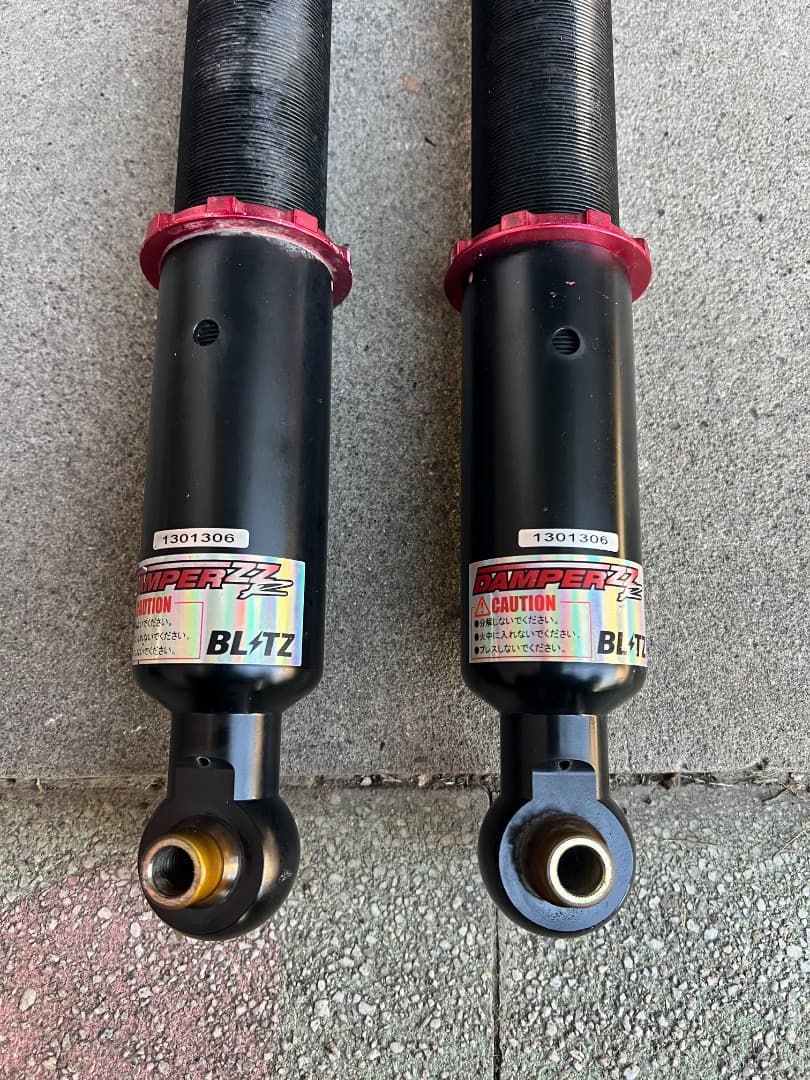 30プリウスZVW30 フルタップ式車高調BLITZ