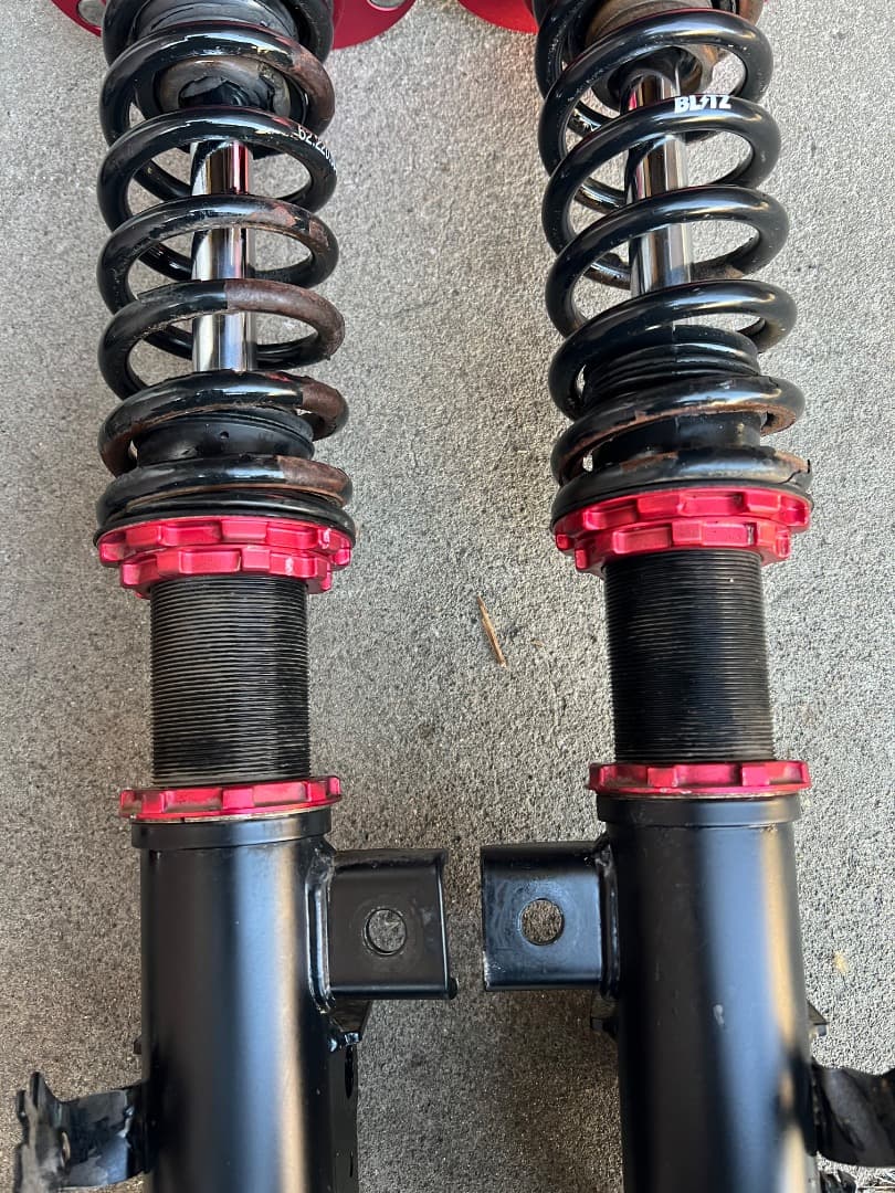 30プリウスZVW30 フルタップ式車高調BLITZ