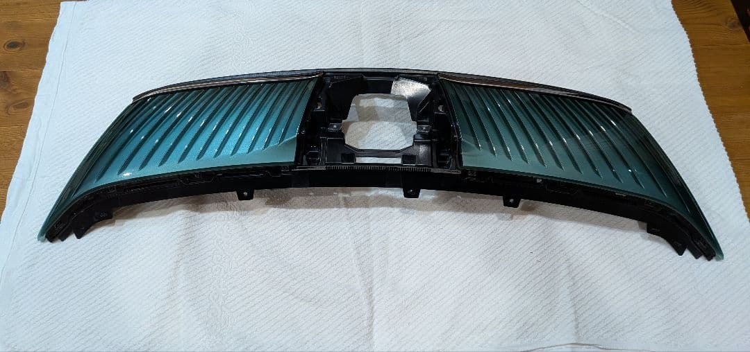 60ハリアー後期　ラジエーターグリル中古