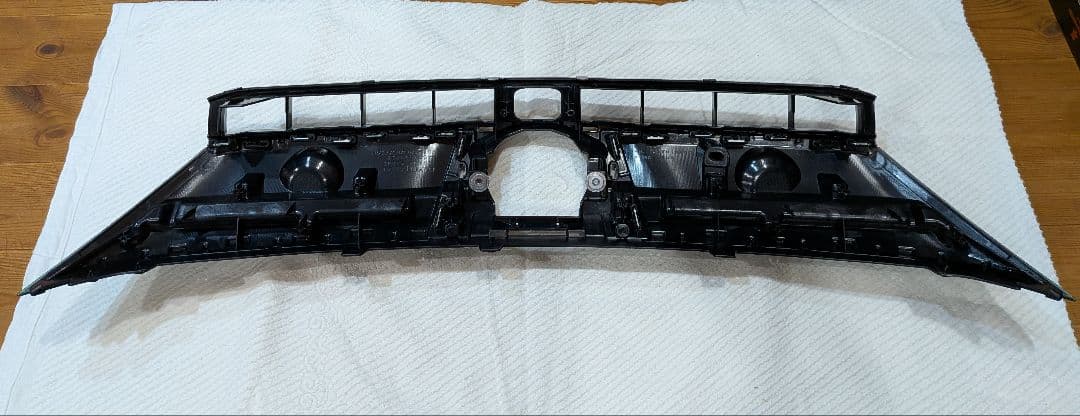 60ハリアー後期　ラジエーターグリル中古