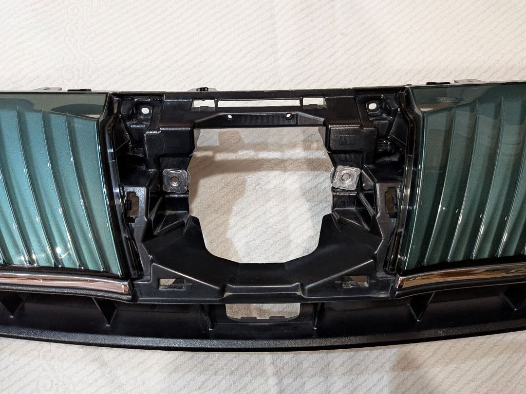 60ハリアー後期　ラジエーターグリル中古