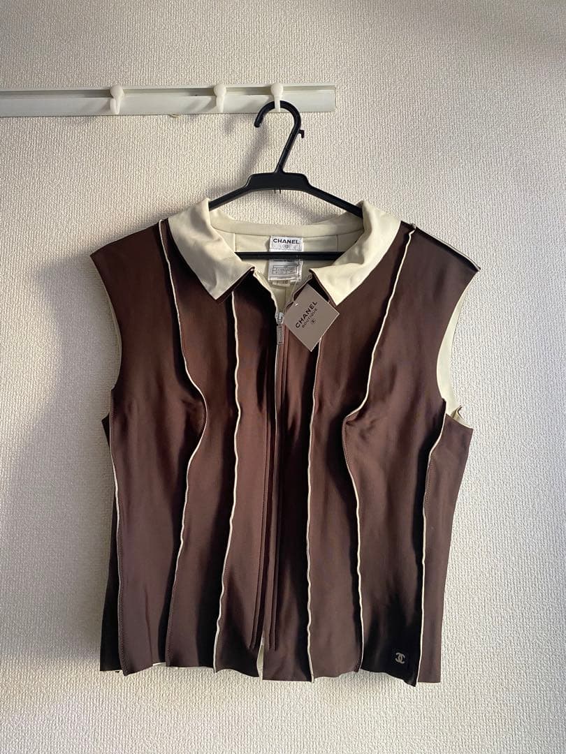 タグ付き　CHANEL ロゴジップアップトップス